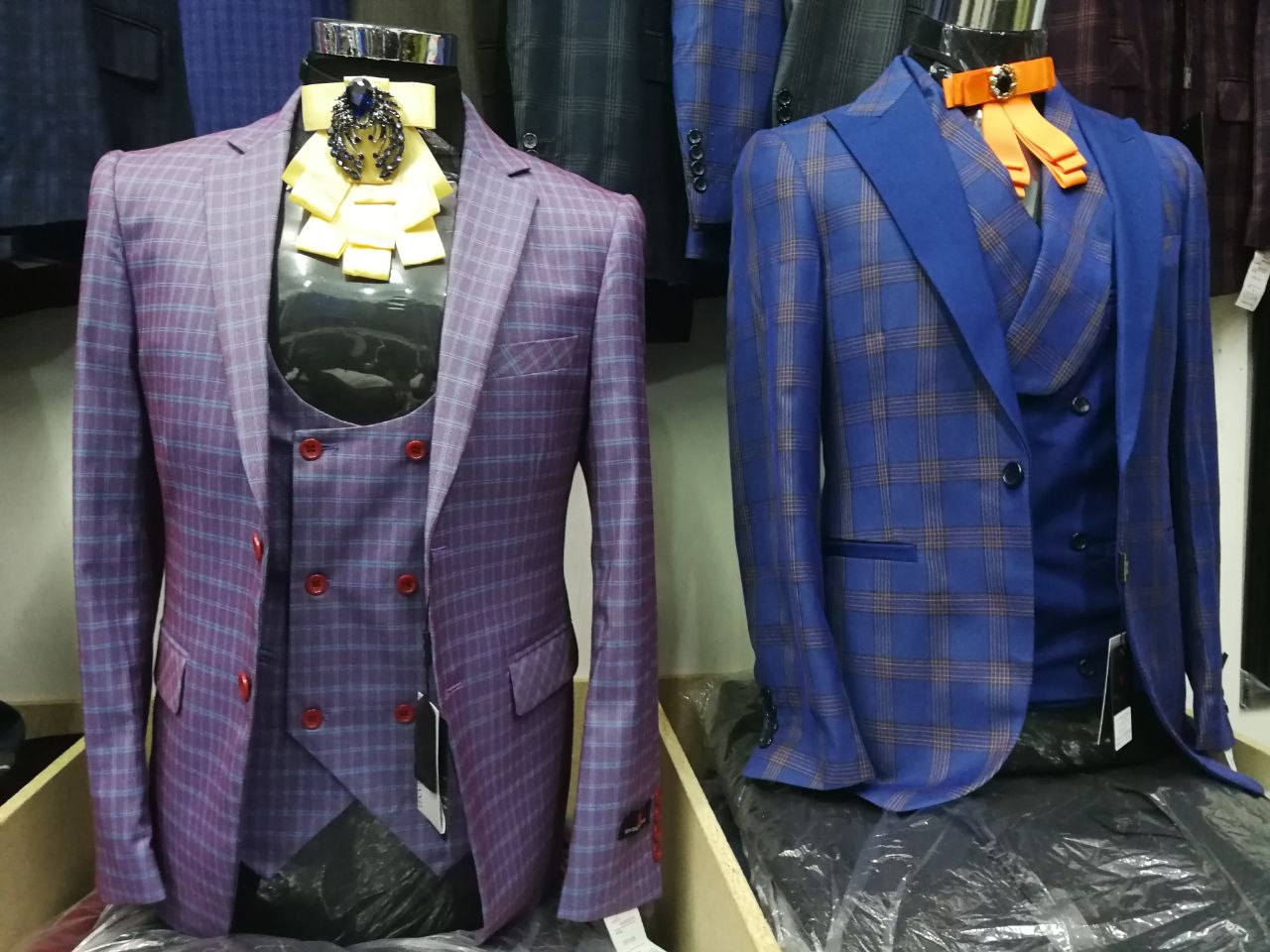 UNIQUE SUITS SAVEMARI