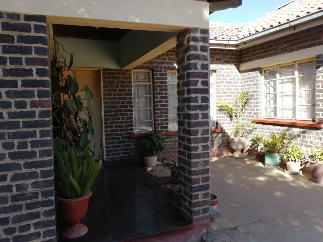 Gweru Mkoba Village 12 Rooms House For Sale SAVEMARI